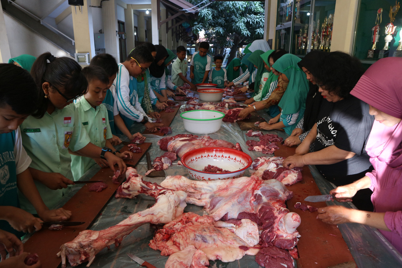 EDUKASI SISWA DENGAN PEMOTONGAN HEWAN QURBAN