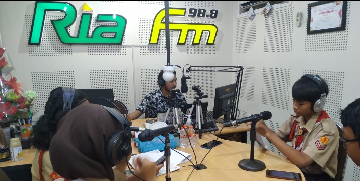 Pramuka SMPN 8 Solo Talkshow di RIA FM