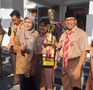 Kepala Dinas Pendidikan Kota Surakarta Serahkan Piala ke SMPN 8