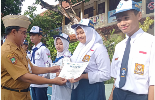 Penerimaan Kejuaraan di Upacara Bendera SMPN 8: Momen Penuh Kebanggaan dan Semangat Juara