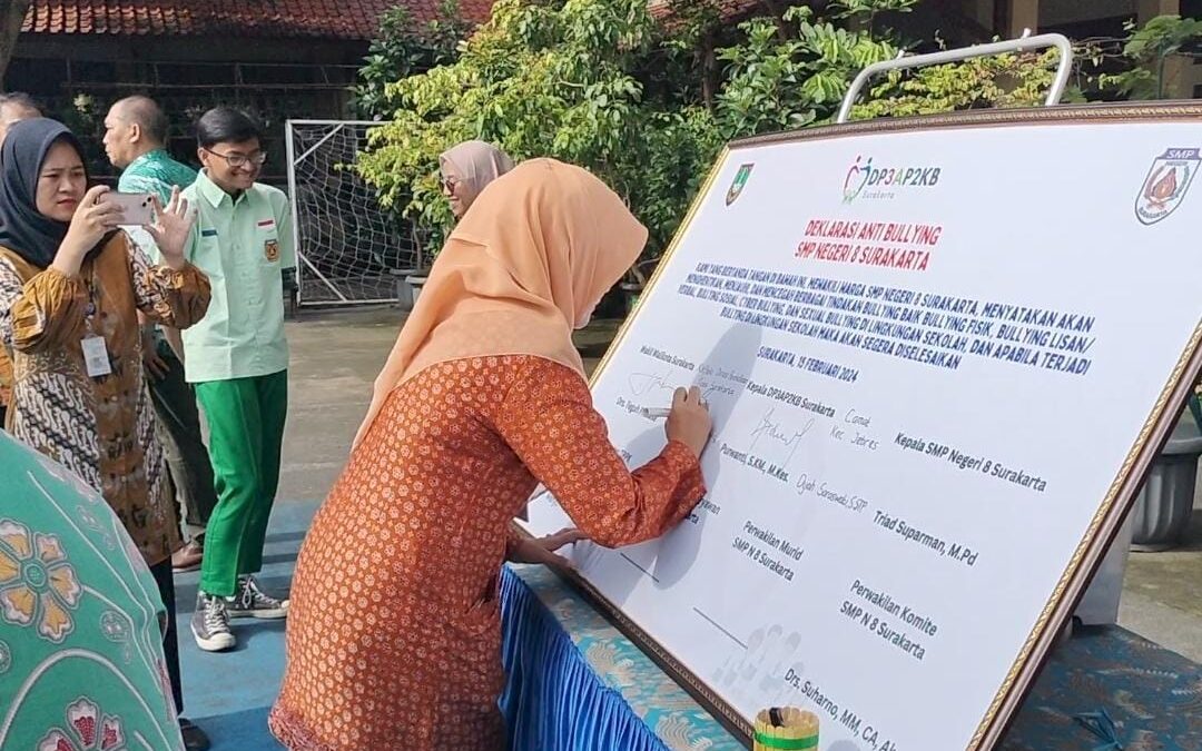 Kepala Dinas Pendidikan Kota Surakarta (Dian Rineta, ST.,M.Si.) Tandatangani Deklarasi Anti Bullying di SMPN 8 Surakarta